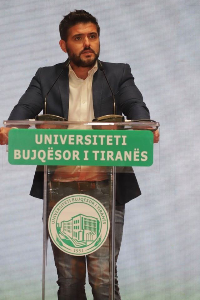 Gazetari Marin Mema apel studentëve: Mos u largoni, nuk e ka fajin ky vend, por ata që nuk e duan Shqipërinë!