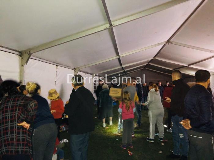 Skandali në Sukth/ Banorëve në çadra u jepen makarona, ku do t’i gatuajnë???