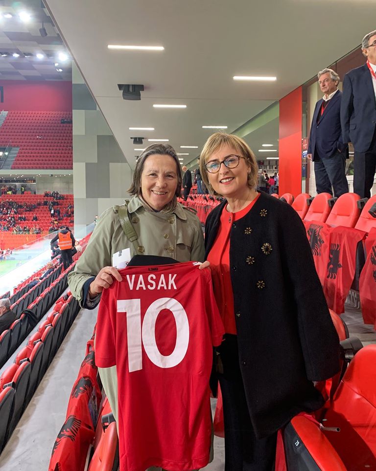 E veshur kuq e zi, kryebashkiakja Sako në “Air Albania Stadium” në mbështetje të Kombëtares