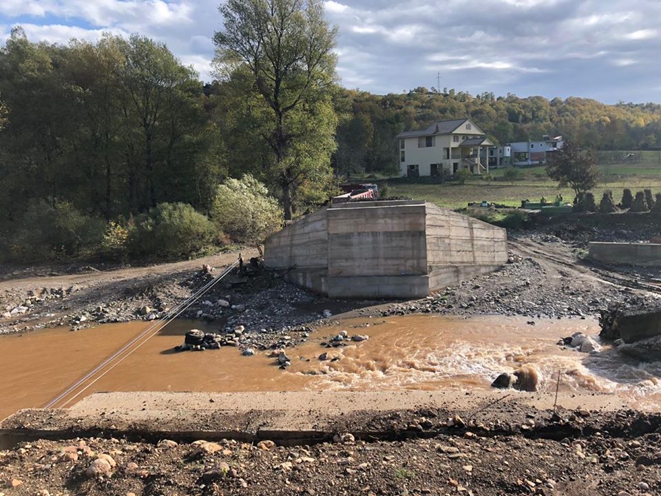 Banorët e 2 fshatrave nuk do kacavirren më për të kaluar lumin, Xhaçka jep lajmin e mirë (FOTO)