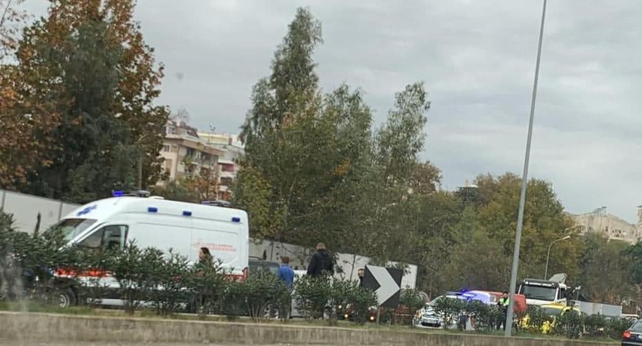 Po kalonte rrugën, makina përplas gruan në Tiranë