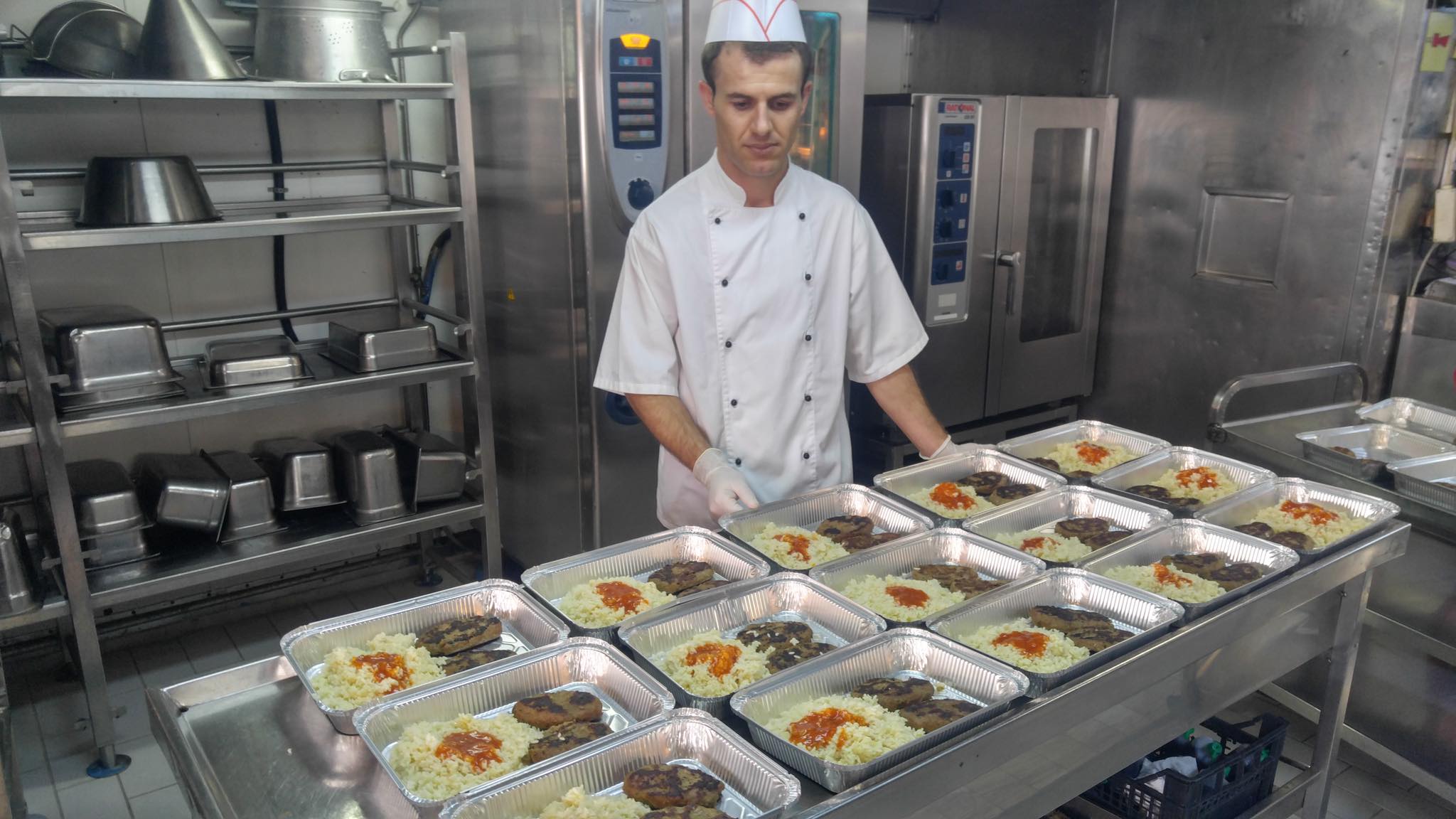 Solidaritet njerëzor, “Ventouris Ferries” përgatit vaktet për 100 banorë të Durrësit (FOTO)