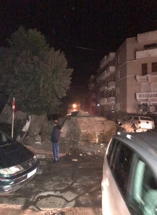 Dëme të shumta në Durrës nga tërmeti, shembet edhe muri i kalasë