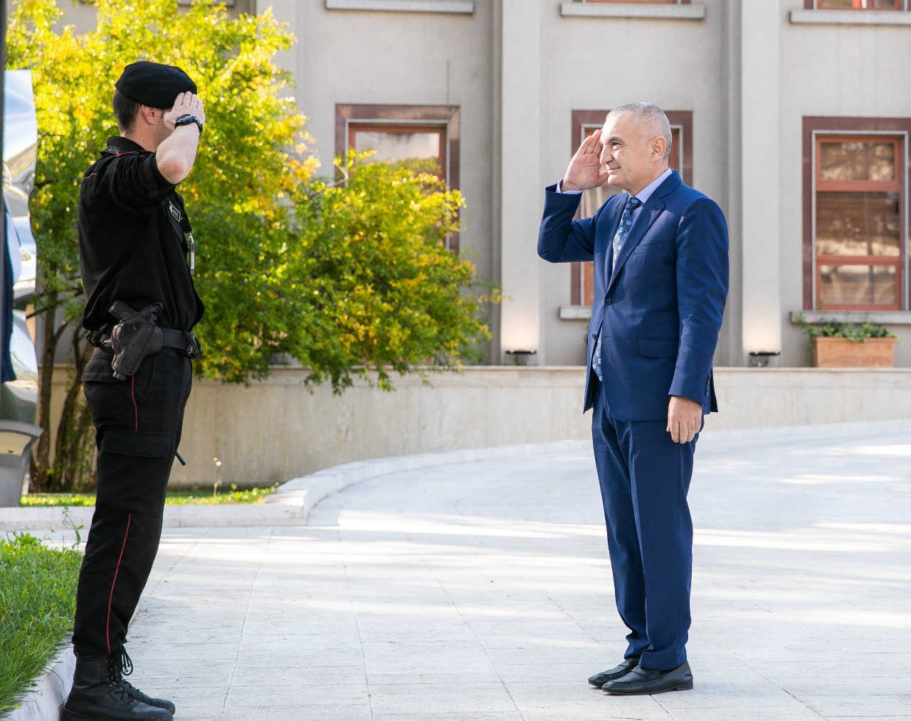 Presidenti Meta nxjerr Kushtetutën: Koha për referendum të ri