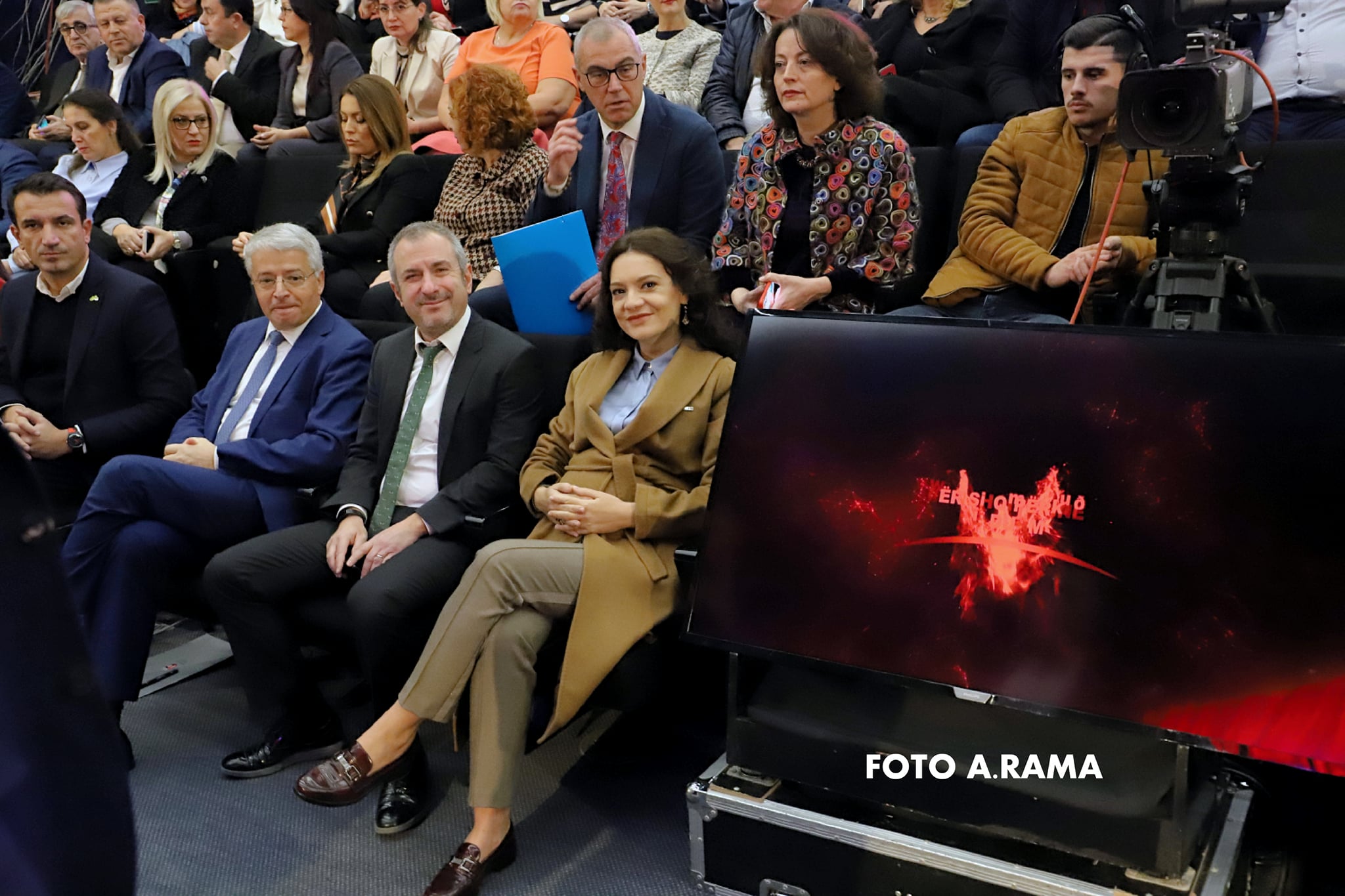 Rama lë pa fjalë Elisa Spiropalin në mes të teatrit, i heq të drejtën e duartrokitjes! (VIDEO)