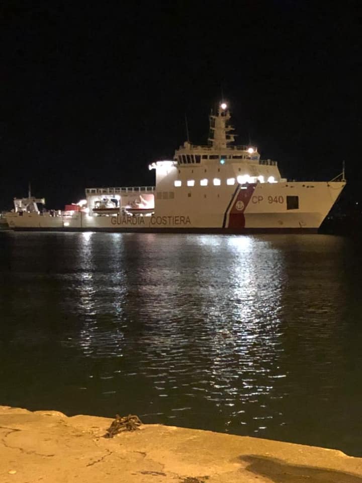 Mbërrin në Durrës anija italiane në ndihmë të të dëmtuarve nga tërmeti