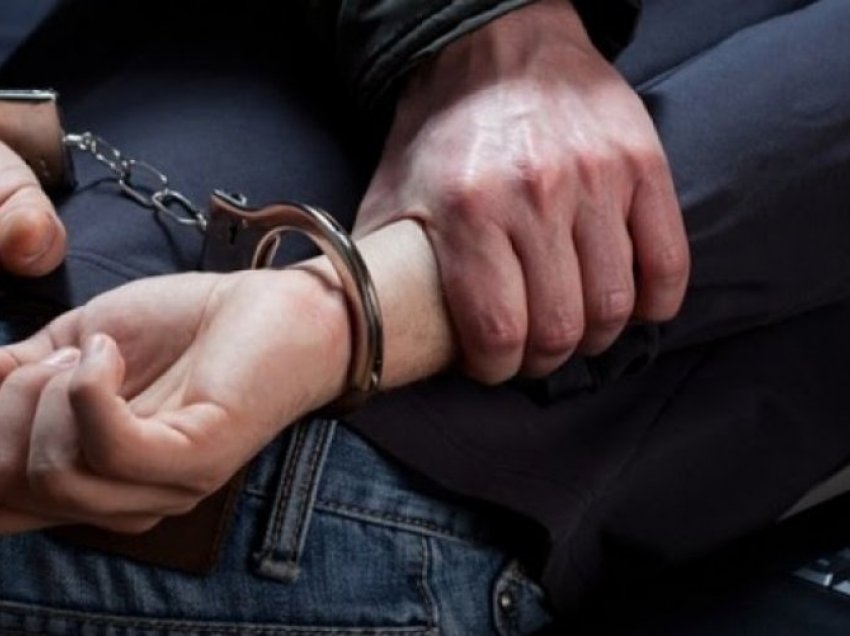 Ndalohet në Durrës 27-vjeçari, në kërkim kombëtar për mashtrim