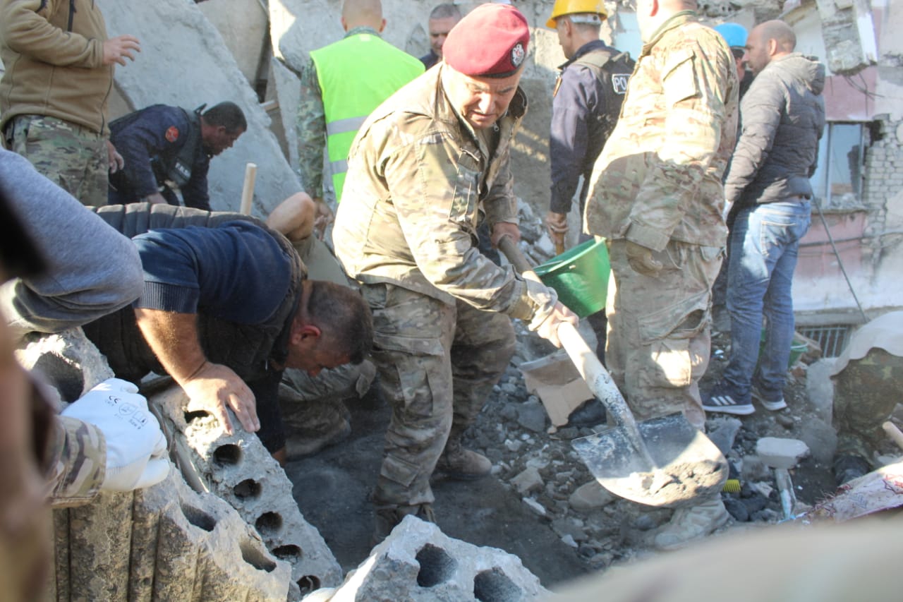 Vijon kërkimi i banorëve nën rrënoja në Durrës; mes 7 viktimave: burra, gra e 1 fëmijë