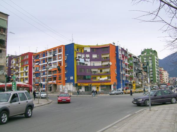 Gjendet i shtrirë në trotuar pa shenja jete 75-vjeçari