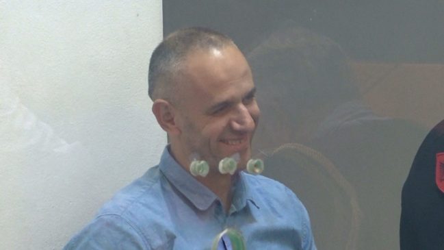 Nis me vonesë e më pas shtyhet seanca për Arbër Çekajn