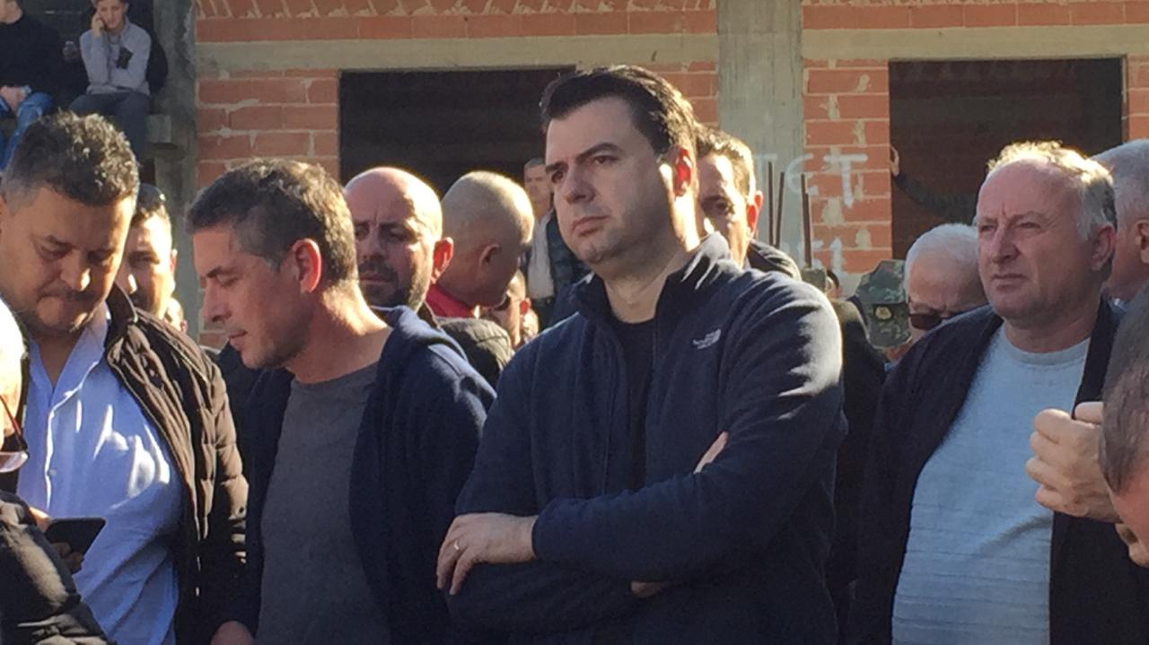 Shembja e vilës në Ish-Kënetë, Basha mes banorëve të prekur nga tërmeti