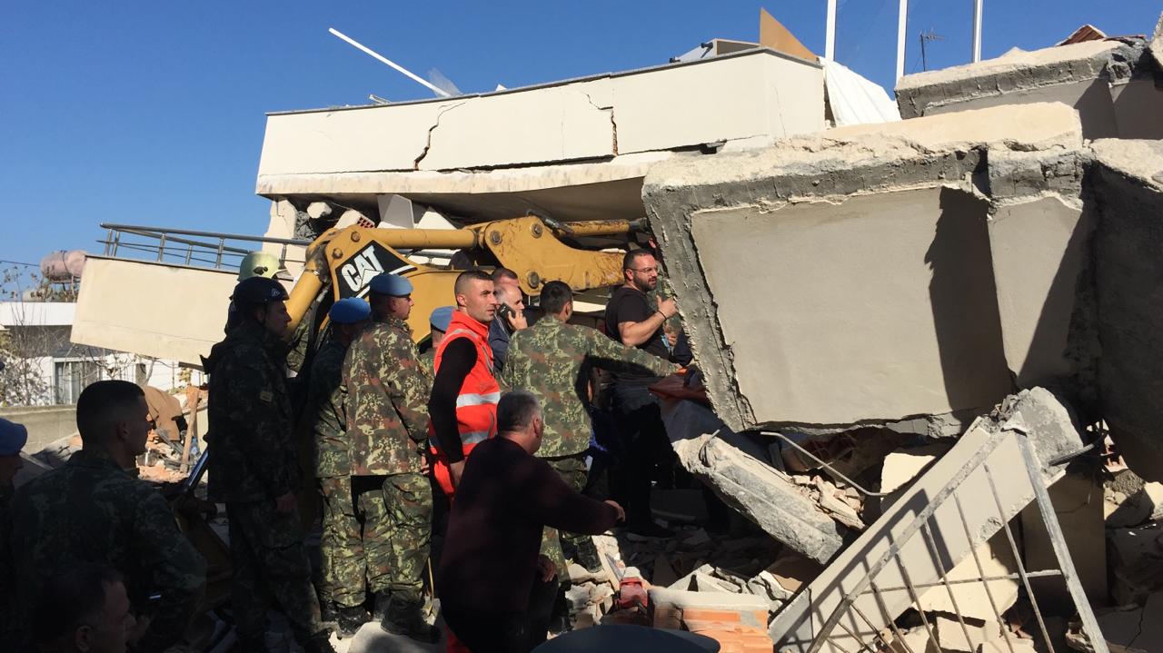 Tragjedia e familjes Lala në Durrës, dalin emrat e viktimave që janë nën rrënoja