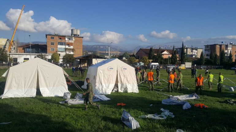 Në Durrës dhe Thumanë montohen mbi 200 çadra për strehimin e familjeve