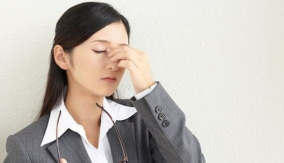 Kompanitë japoneze ndalojnë femrat të mbajnë syze gjatë orarit të punës