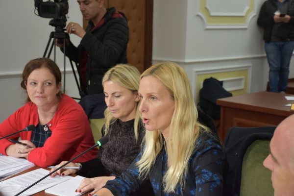 Ndërkombëtarët rrëzojnë në Kuvend paketën e Ramës për mediat online