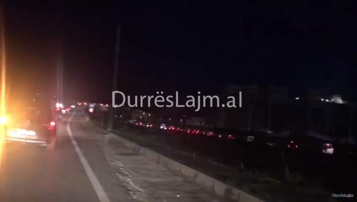 Vazhdon ikja masive e durrsakëve nga qyteti, rradhë kilometrike automjetesh (VIDEO)