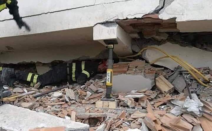 Zjarrfikësi italian rrezikon jetën për të shpëtuar shqiptarin nën rrënoja