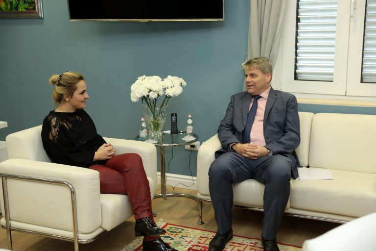 Kryemadhi takon diplomatin austriak: Koha për t’i dhënë fund krizës politike