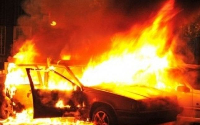 Digjet makina e gjyqtarit, dy persona i hodhën benzinë dhe i vunë flakën