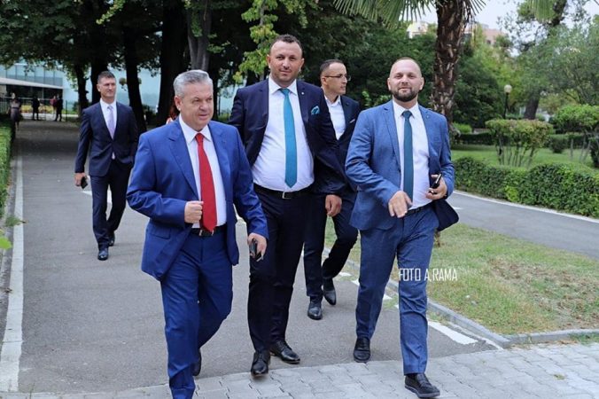 “Ju kokrra e KK”, Murrizi shpërthen për ligjin antiKÇK: Vidhni si qen e bëni si të virgjër