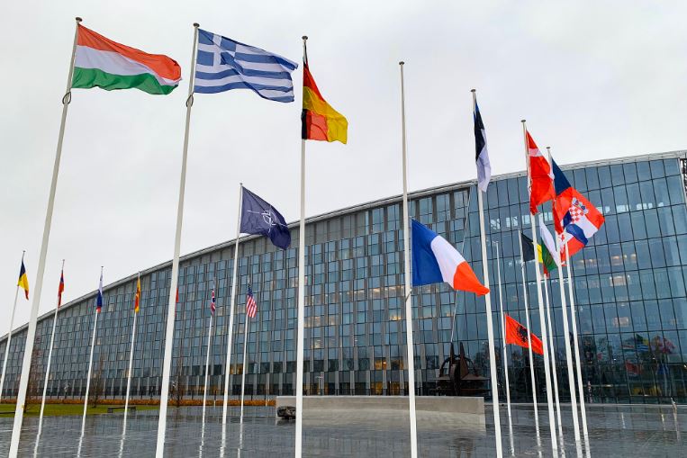 Tërmeti/ Flamuri shqiptar në NATO ulet në gjysmështizë