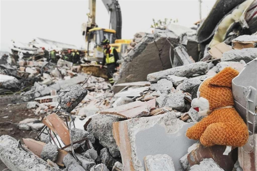 Media italiane zbulon se kush janë “ëngjëjt e pluhurit” në Durrës (FOTO)