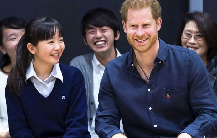 Studentja flirton me princ Harryn, reagimi i tij është epik