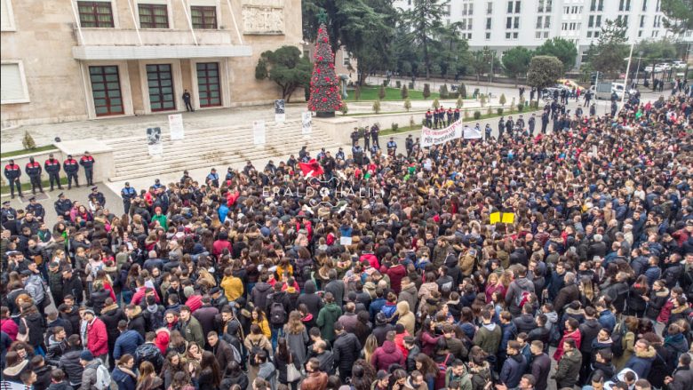 “Uragani fillon më 4 dhjetor”, studenti i shkruan Berishës: Rinisim protestat