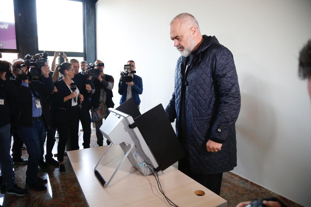 Paradoksi/ Në PS votohet elektronikisht, kurse për zgjedhje kjo nuk ndodh (FOTO)