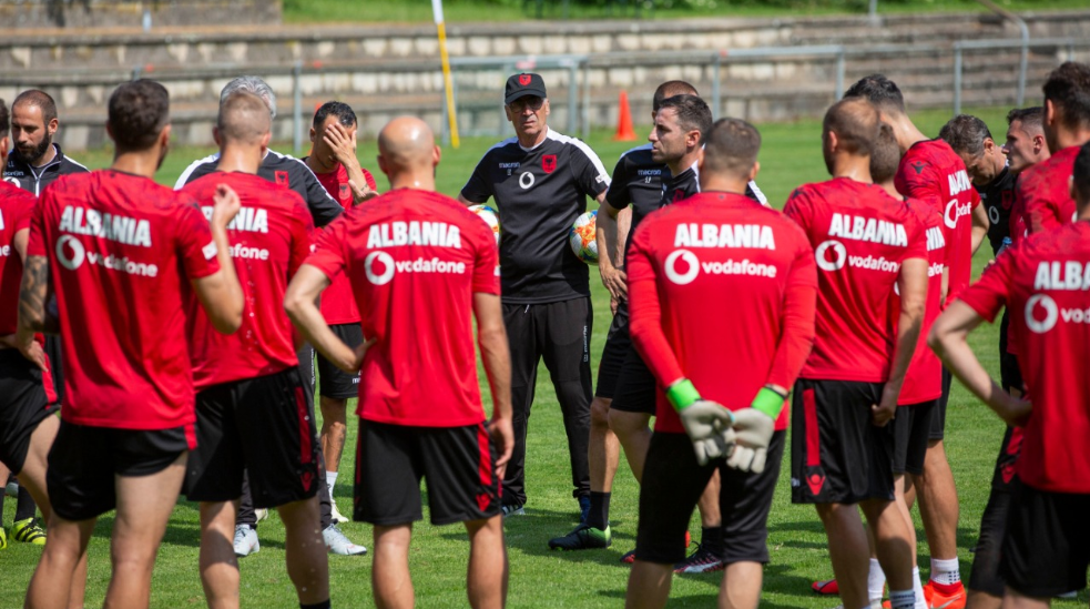 Reja grumbullon 26 futbollistë, një debutim dhe disa mungesa