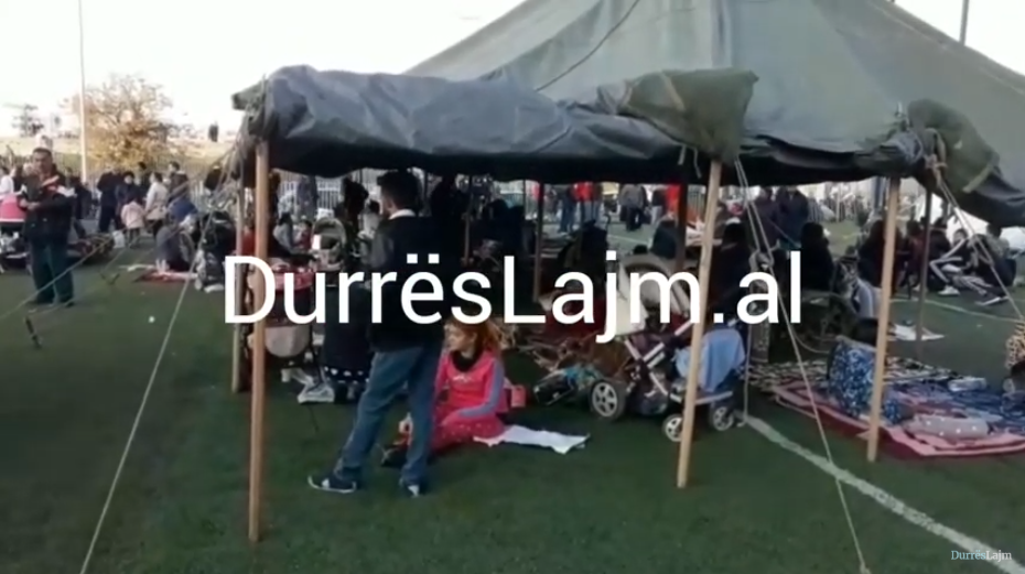 Nis shpërndarja dhe instalimi i çadrave në Durrës, banorët preferojnë ta kalojnë natën jashtë (VIDEO)