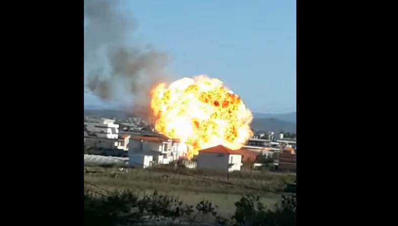 Publikohen pamje tronditëse nga shpërthimi i gazit në Fier (VIDEO)