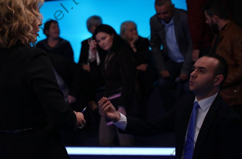 “Kërko falje ose të nxjerr jashtë”, Eni Vasili debat me Balliun për dhunën ndaj gazetarit