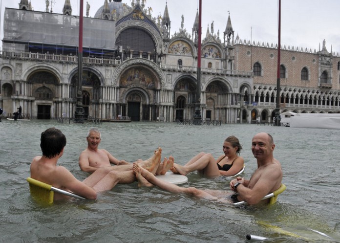 FOTO/ “Plazh”, kafe, dasma; çfarë ndodh në rrugët e përmbytura të Venecias