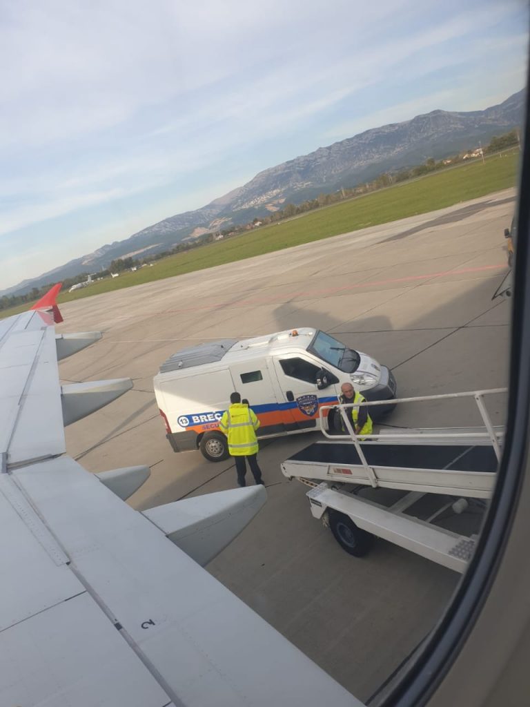 Si transportohen paratë e bankave në Rinas pas megagrabitjes, me autoblinda e policë në pistë