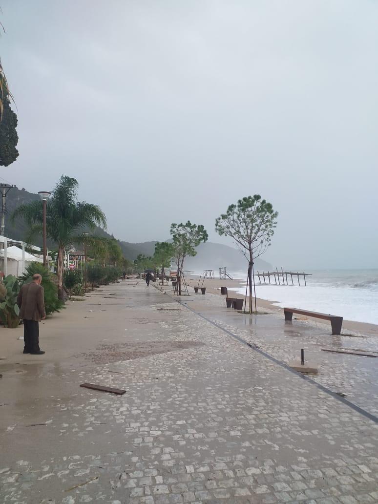 Situatë problematike në Vlorë! Rrëzohen shtyllat dhe shembet një kabinë