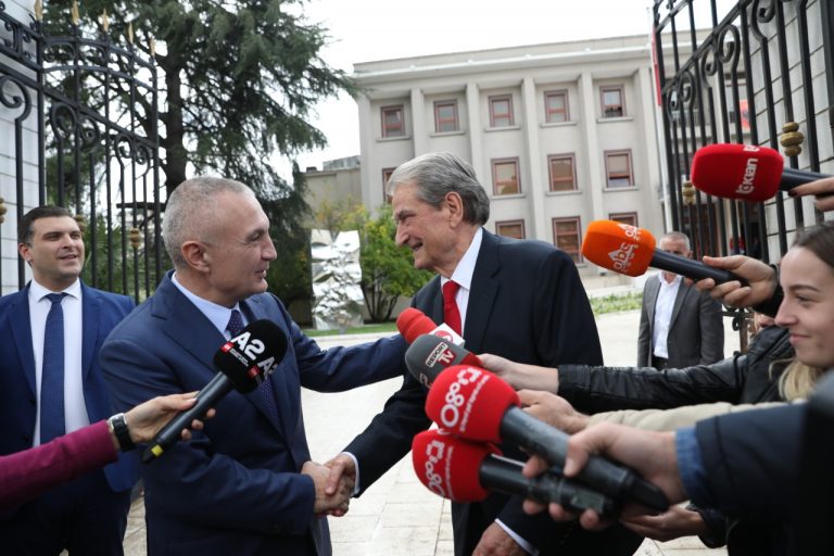 FOTO/ Meta pret e përcjell vetë Berishën në Presidencë: Sipas traditës se malësorëve