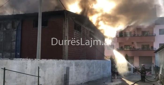 Zjarrfikësit “në luftë” me flakët, pamje nga zjarri i madh në Shijak (VIDEO)
