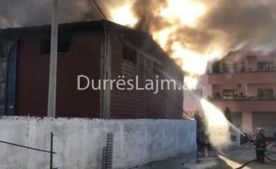 Shuhet zjarri në Shijak, biznesi shkrumbohet plotësisht