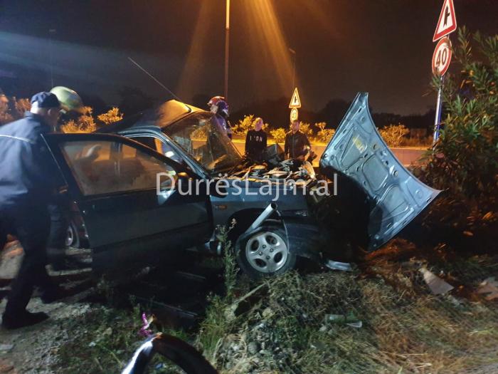 Aksident i frikshëm në Durrës, ndërron jetë i riu, makina shkatërrohet nga përplasja