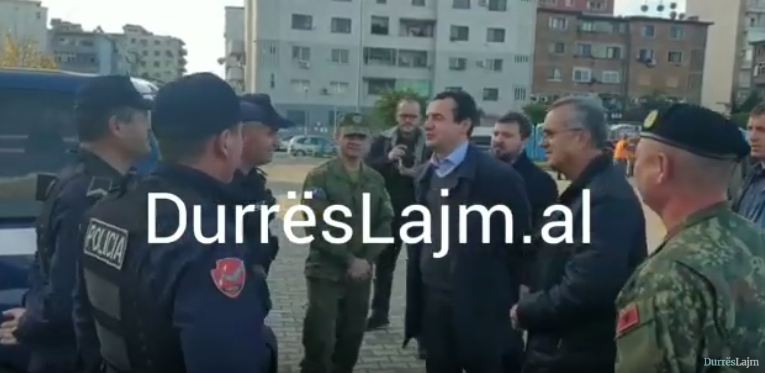 Albin Kurti në Durrës, viziton të prekurit në stadiumin “Niko Dovana” (VIDEO)