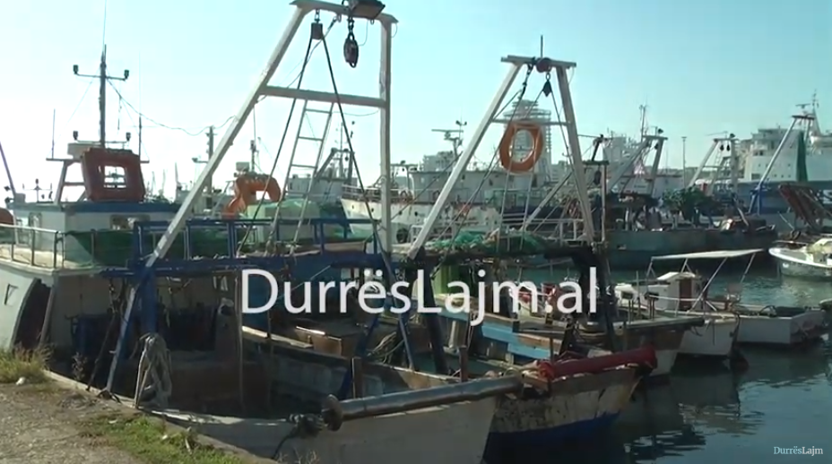 Filipinasit “zbarkojnë” në anijet e peshkimit në Durrës (VIDEO)