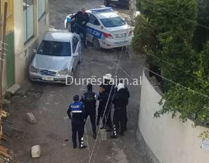 E arrestuan në mes të Durrësit, hajduti kishte dhe marijuanë me vete (VIDEO)