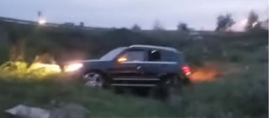 Momenti kur të plagosurit e atentatit në Durrës nxirren nga makina (VIDEO)