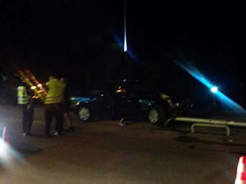 Vajza përplas makinën me bordurën e autostradës Tiranë-Durrës, 2 të plagosura