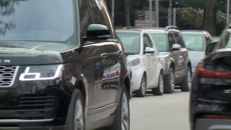 Lejohen makinat me xhama të zinj, tarifat dhe rregullat e reja për përdorimin e tyre