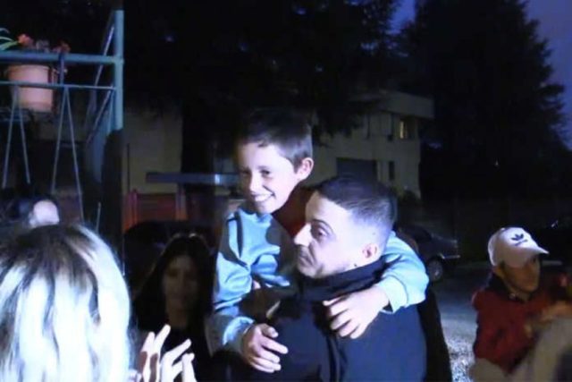 “Mirëseerdhe kampion”, Alvini pritet me brohorima nga fqinjët (FOTO & VIDEO)