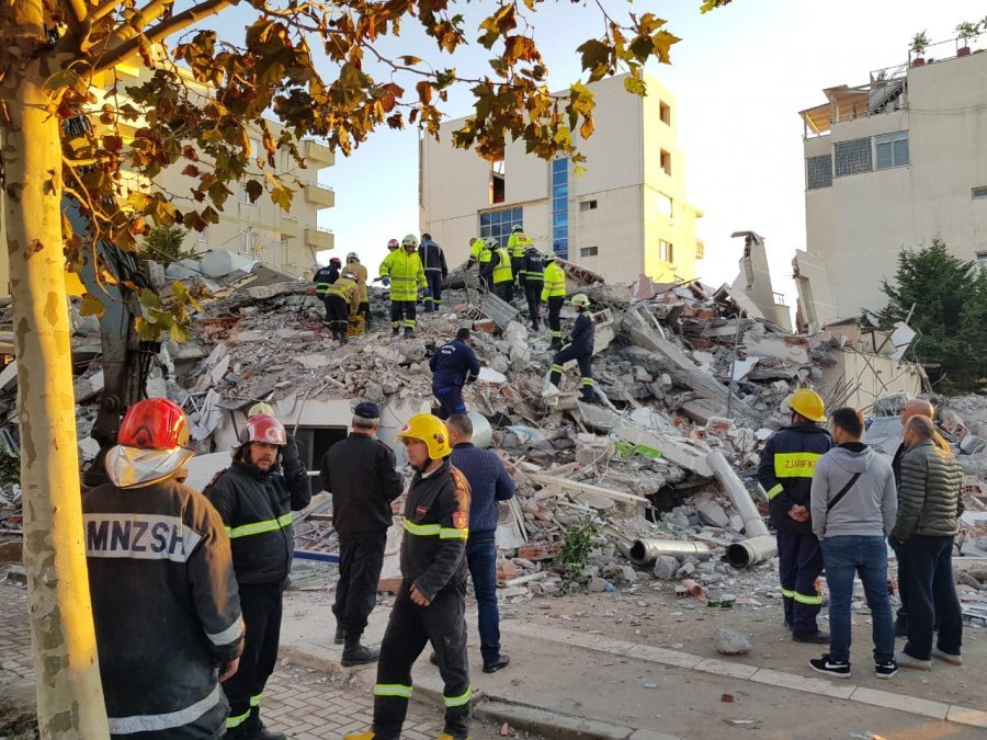 EMRAT/ Nënë e bir nxirren të pajetë nga rrënojat e pallatit 6-katësh në Durrës