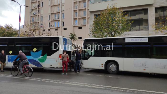 Pëson defekt urbani në Durrës, e tërheqin me kavo, rëndohet trafiku (FOTO)
