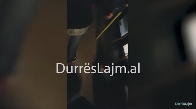 VIDEOLAJM/ Ndodh në Durrës, uji vërshon edhe brenda në autobus